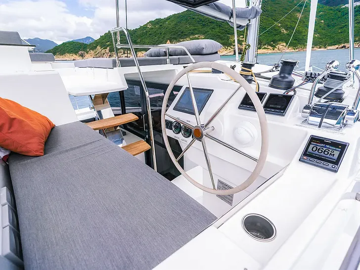 FIRST LIFE Fountaine Pajot Tanna 47 - flybridge helm FIRST LIFE Fountaine Pajot Tanna 47 - flybridge helm