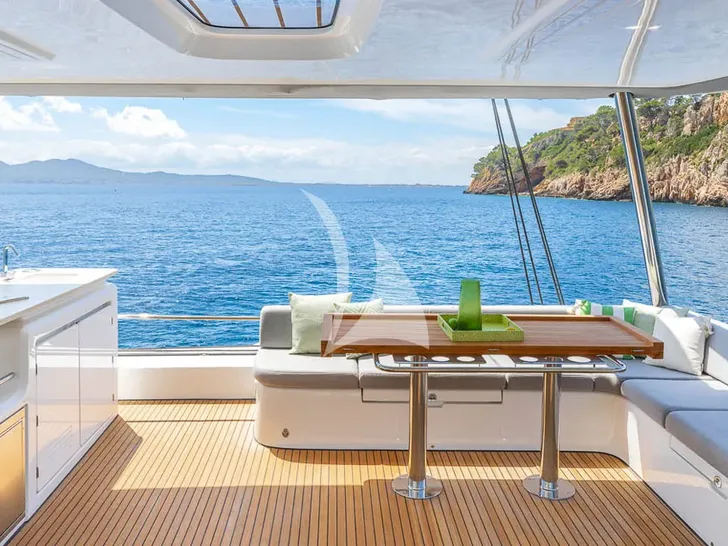 LINDA Lagoon 60 - flybridge dining lounge and minibar LINDA Lagoon 60 - flybridge dining lounge and minibar