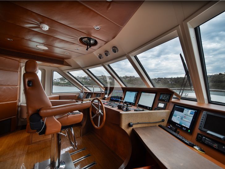 LITTLE PEARL Moonen 30m Superyacht cockpit LITTLE PEARL Moonen 30m Superyacht cockpit