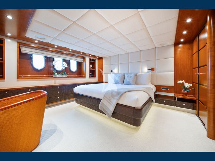 LITTLE PEARL Moonen 30m Superyacht master cabin
