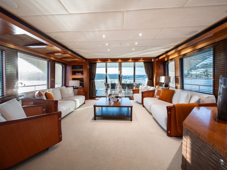 LITTLE PEARL Moonen 30m Superyacht saloon LITTLE PEARL Moonen 30m Superyacht saloon