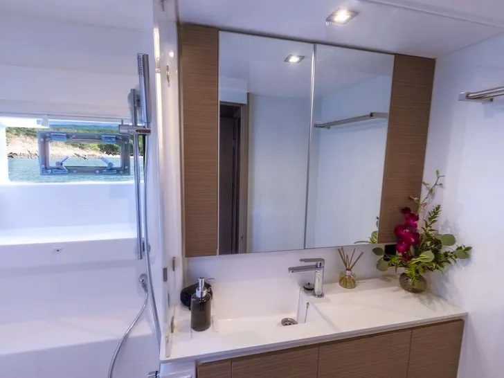 LIVIN Leopard 58 - VIP cabin bathroom LIVIN Leopard 58 - VIP cabin bathroom