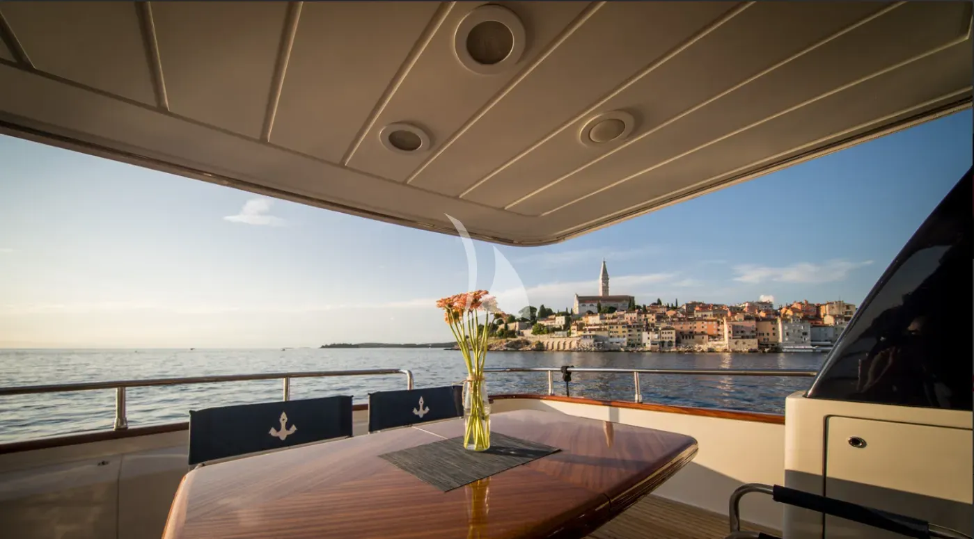 LIZARD Sanlorenzo 72 - aft deck seating and dining area