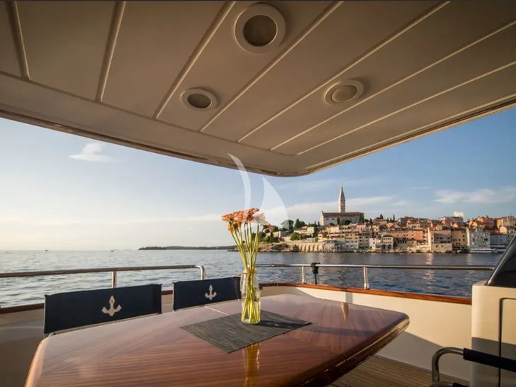 LIZARD Sanlorenzo 72 - aft deck seating and dining area LIZARD Sanlorenzo 72 - aft deck seating and dining area