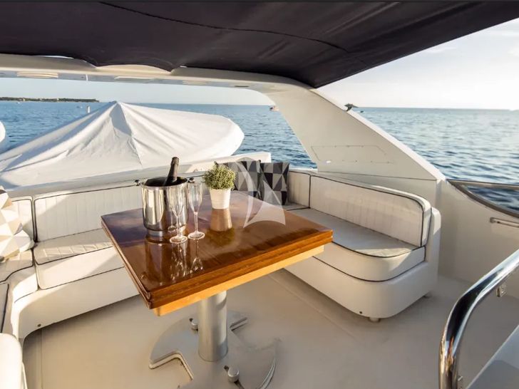 LIZARD Sanlorenzo 72 - flybridge seating and dining area LIZARD Sanlorenzo 72 - flybridge seating and dining area