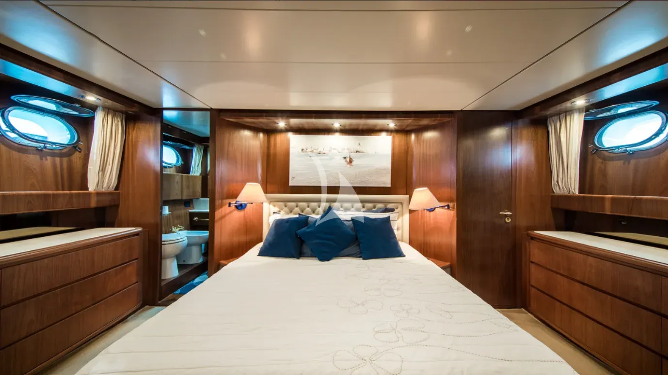 LIZARD Sanlorenzo 72 - master cabin bed