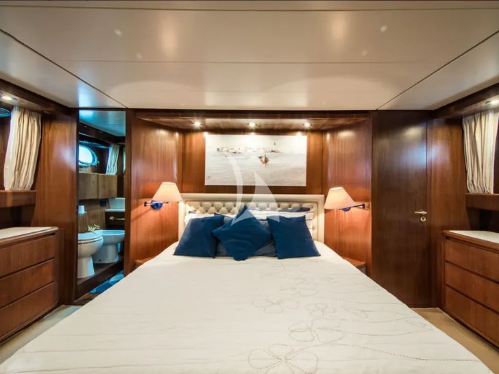 LIZARD Sanlorenzo 72 - master cabin bed LIZARD Sanlorenzo 72 - master cabin bed