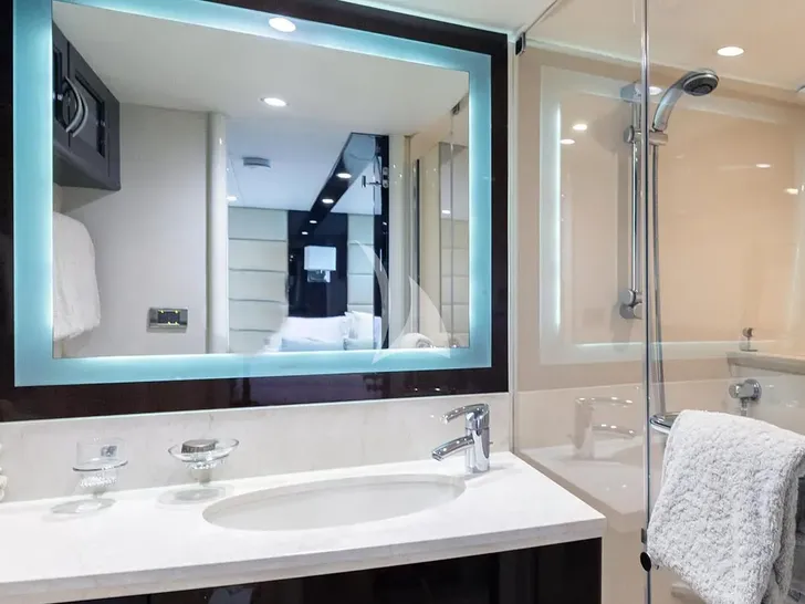 LIZZI Lazzara 75 VIP cabin 1 bathroom LIZZI Lazzara 75 VIP cabin 1 bathroom