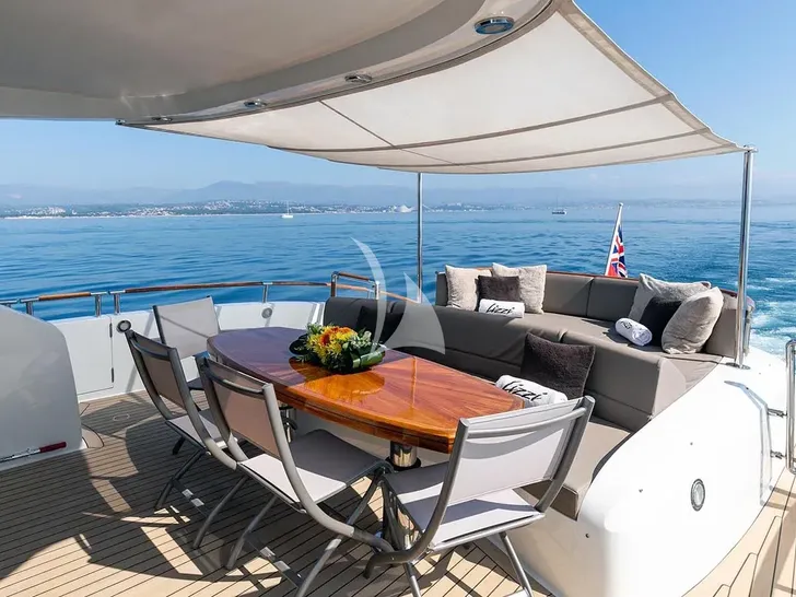 LIZZI Lazzara 75 aft deck LIZZI Lazzara 75 aft deck