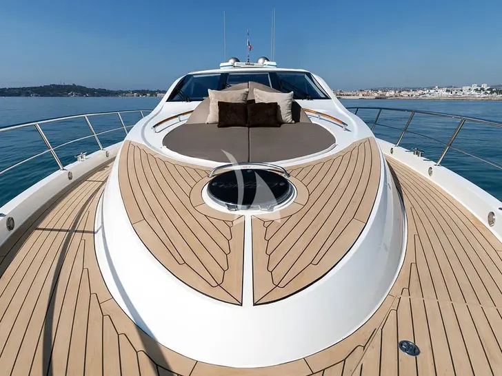 LIZZI Lazzara 75 foredeck LIZZI Lazzara 75 foredeck