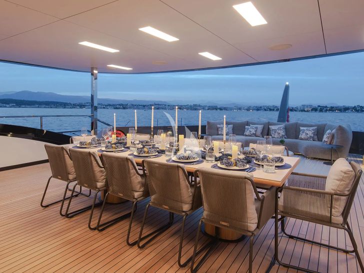 LOEWE Tankoa T55 Sportiva - sky deck alfresco dining set up LOEWE Tankoa T55 Sportiva - sky deck alfresco dining set up