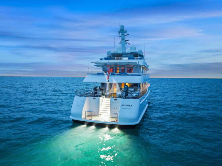 LOHANKA Hakvoort 40m aft shot LOHANKA Hakvoort 40m aft shot
