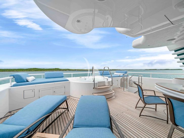 LOHANKA Hakvoort 40m flybridge aft with jacuzzi LOHANKA Hakvoort 40m flybridge aft with jacuzzi