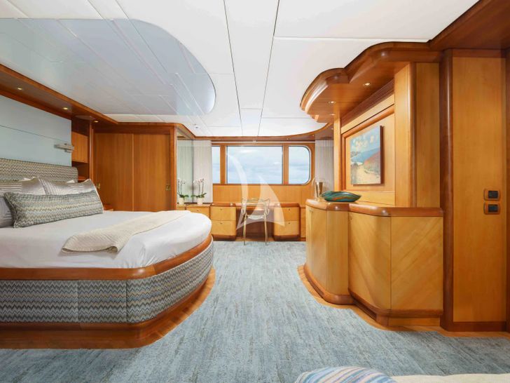 LOHANKA Hakvoort 40m master cabin LOHANKA Hakvoort 40m master cabin