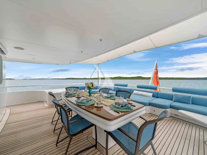 LOHANKA Hakvoort 40m sky deck alfresco dining area LOHANKA Hakvoort 40m sky deck alfresco dining area
