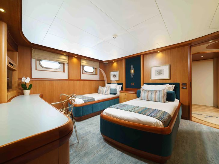 LOHANKA Hakvoort 40m twin cabin 1 LOHANKA Hakvoort 40m twin cabin 1