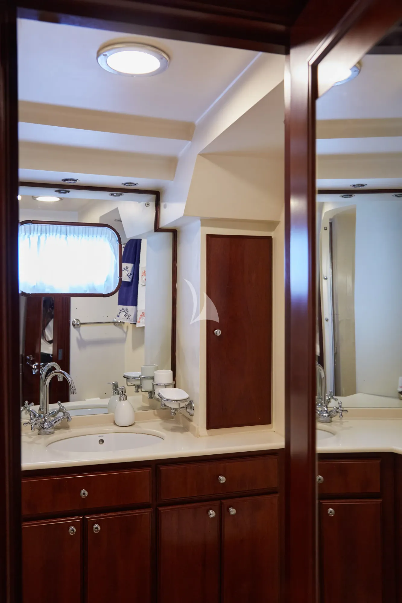 LIBERTY OF LONDON Custom Aluminum Cutter 24m - VIP cabin 1 bathroom