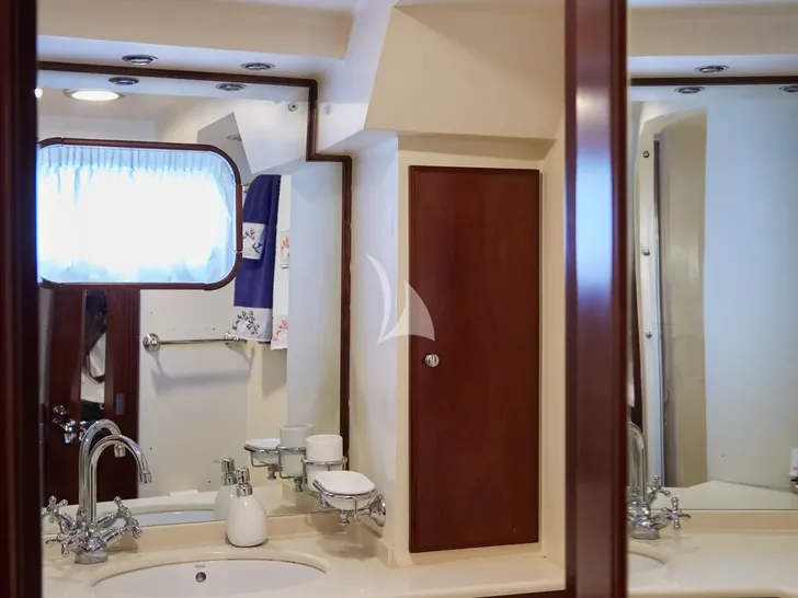 LIBERTY OF LONDON Custom Aluminum Cutter 24m - VIP cabin 1 bathroom LIBERTY OF LONDON Custom Aluminum Cutter 24m - VIP cabin 1 bathroom