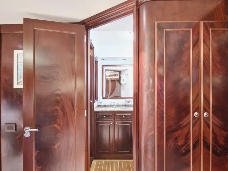 LIBERTY OF LONDON Custom Aluminum Cutter 24m - master cabin bathroom LIBERTY OF LONDON Custom Aluminum Cutter 24m - master cabin bathroom