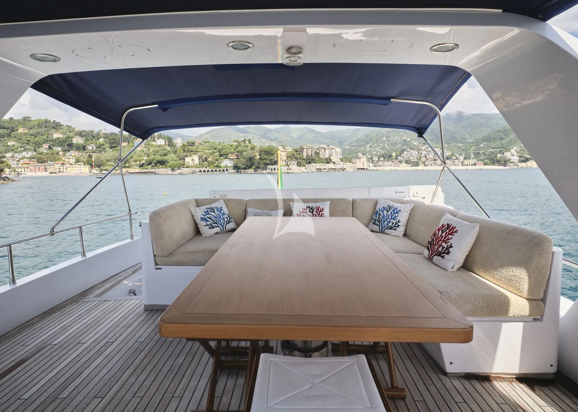 LIBERTY OF LONDON Custom Aluminum Cutter 24m - flybridge dining lounge