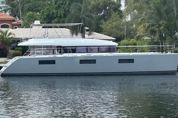 Charter Yacht LONDON SKY - Lagoon 620 Power - 5 Cabins - Nassau - Exumas - Bahamas