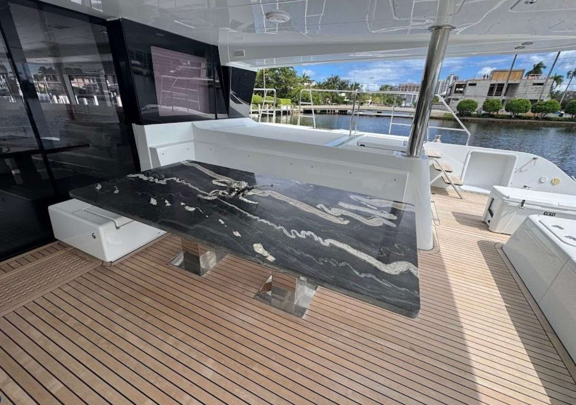 LONDON SKY Lagoon 620 Power - aft deck alfresco dining area