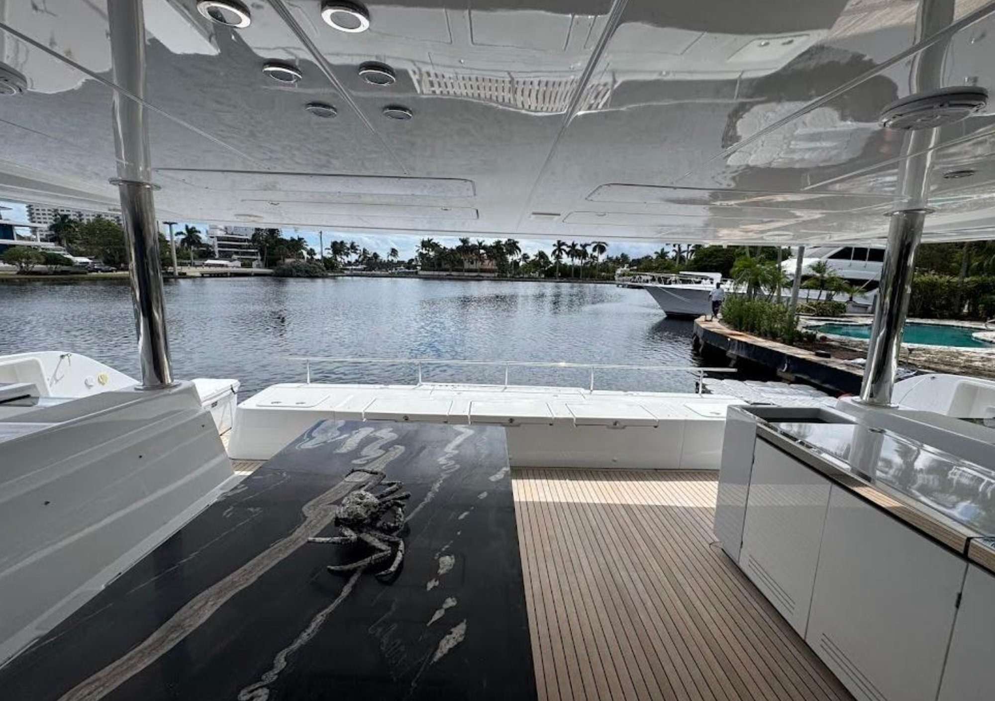 LONDON SKY Lagoon 620 Power - aft deck facing the swim platform