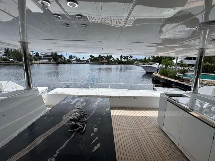 LONDON SKY Lagoon 620 Power - aft deck facing the swim platform LONDON SKY Lagoon 620 Power - aft deck facing the swim platform