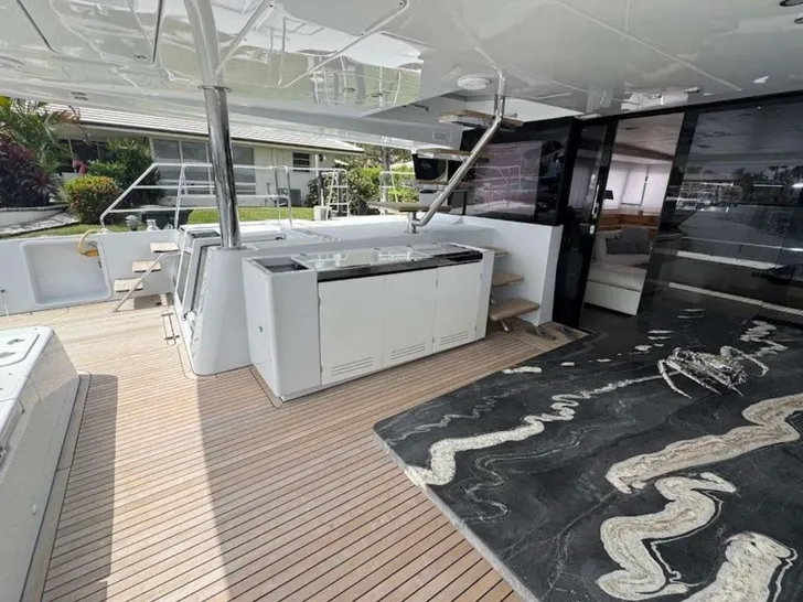 LONDON SKY Lagoon 620 Power - aft deck LONDON SKY Lagoon 620 Power - aft deck