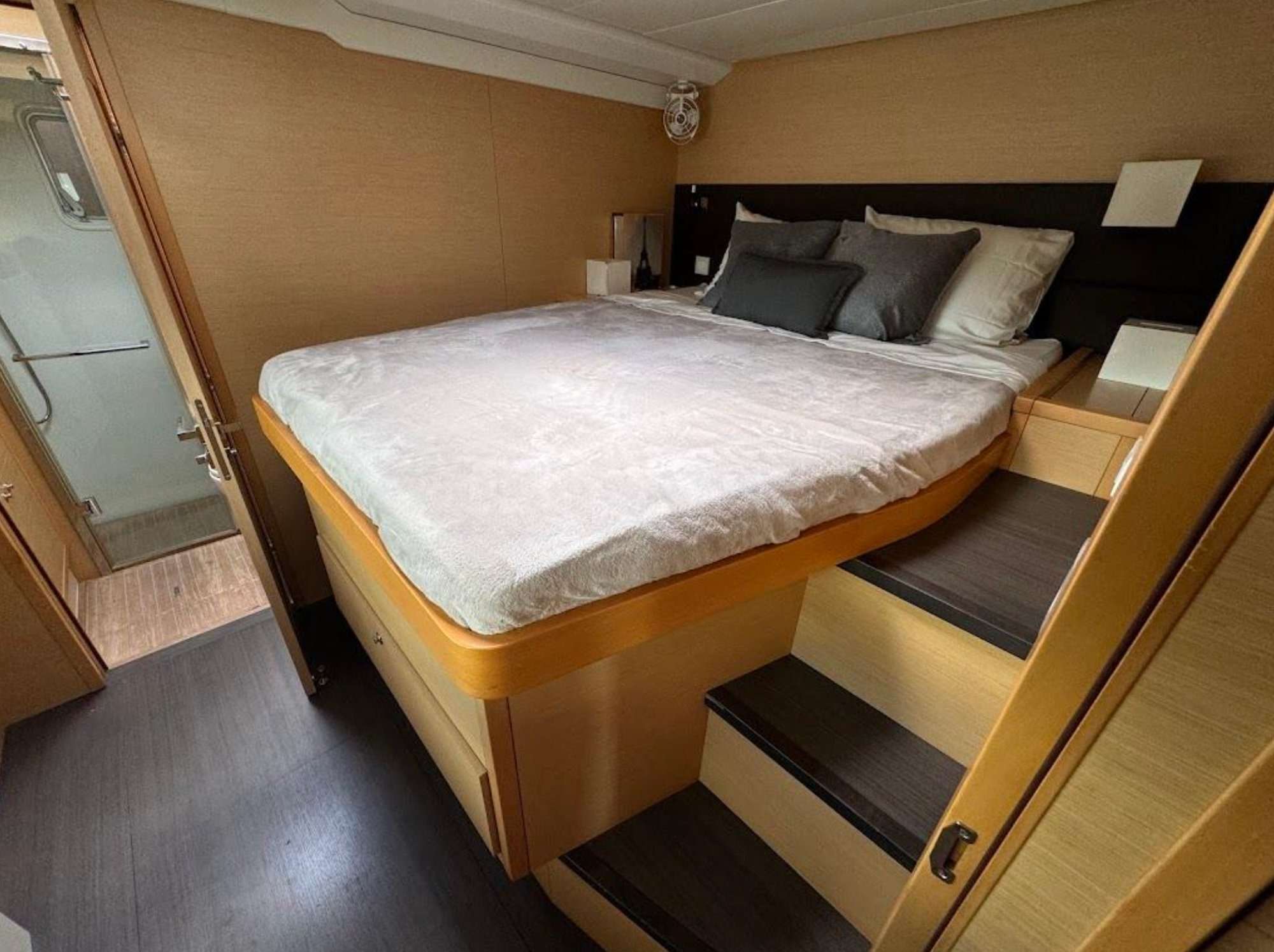 LONDON SKY Lagoon 620 Power - cabin 1