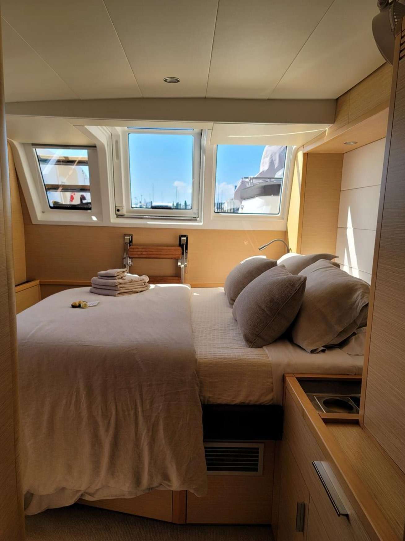 LONDON SKY Lagoon 620 Power - cabin 3