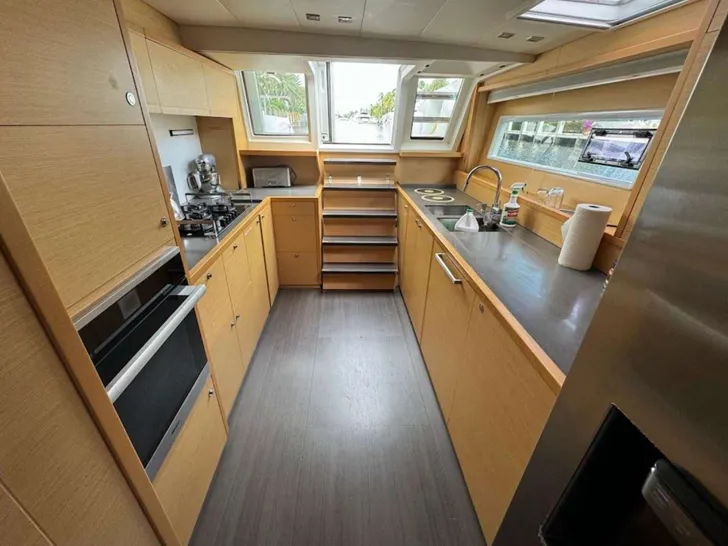 LONDON SKY Lagoon 620 Power - galley LONDON SKY Lagoon 620 Power - galley