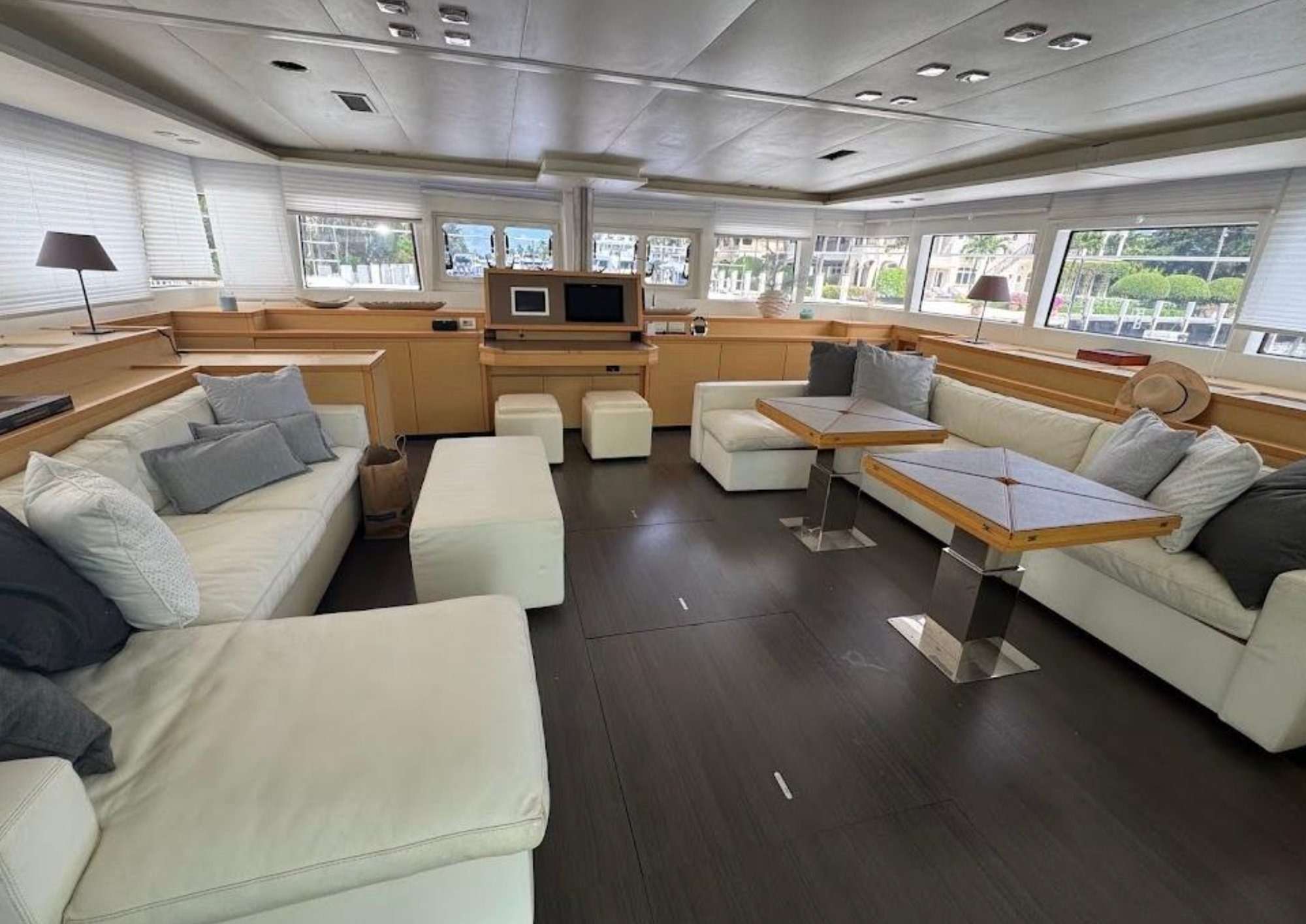 LONDON SKY Lagoon 620 Power - main saloon