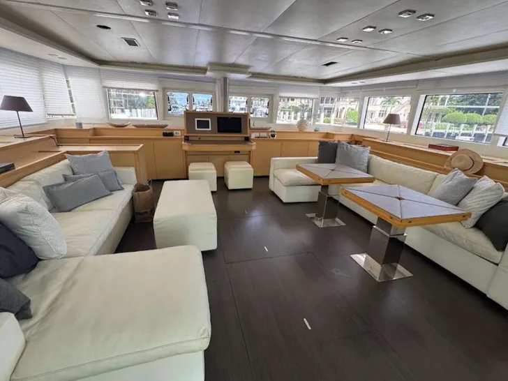 LONDON SKY Lagoon 620 Power - main saloon LONDON SKY Lagoon 620 Power - main saloon