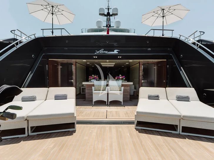 LOON Icon 67m - beach club LOON Icon 67m - beach club