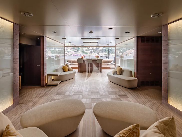 LOON Icon 67m - beach club lounge LOON Icon 67m - beach club lounge