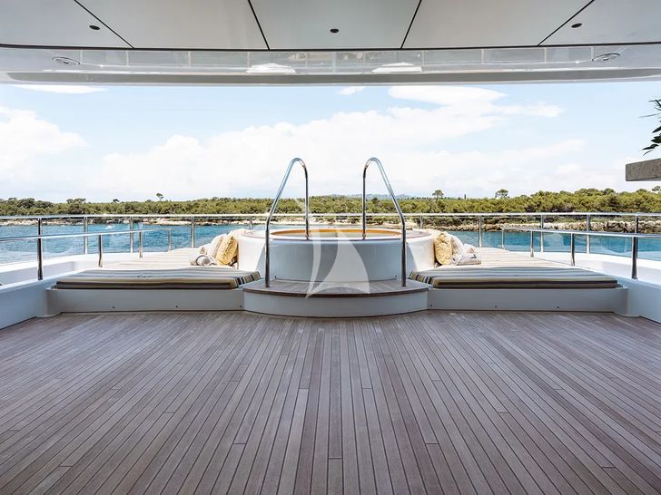 LOON Icon 67m - sun deck jacuzzi LOON Icon 67m - sun deck jacuzzi