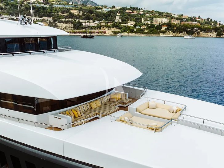 LOON Icon 67m - foredeck LOON Icon 67m - foredeck