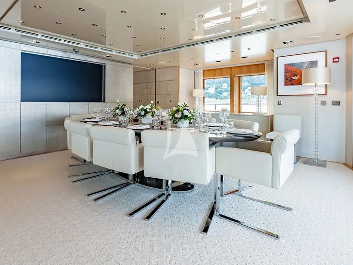 LOON Icon 67m - indoor dining set up LOON Icon 67m - indoor dining set up