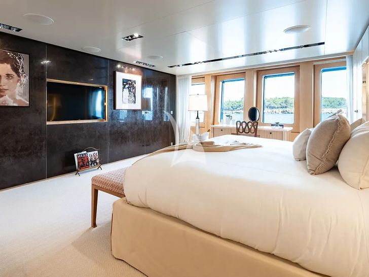 LOON Icon 67m - master cabin bed and TV LOON Icon 67m - master cabin bed and TV