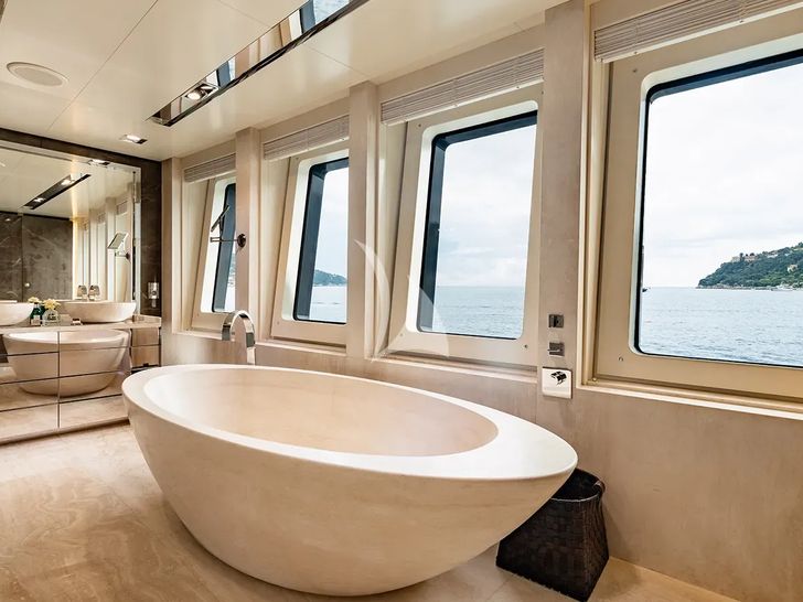 LOON Icon 67m - master cabin bath tub LOON Icon 67m - master cabin bath tub