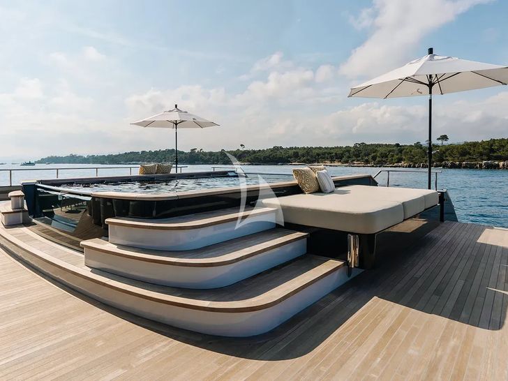 LOON Icon 67m - main aft deck infinity pool LOON Icon 67m - main aft deck infinity pool