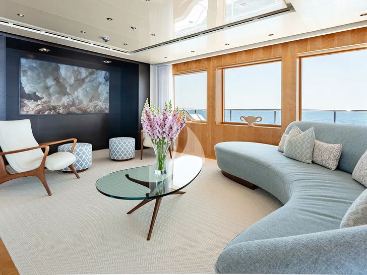 LOON Icon 67m - sky lounge TV LOON Icon 67m - sky lounge TV