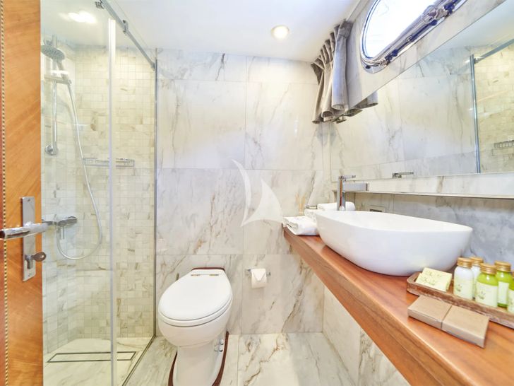 LOTUS Gulet 30m - VIP cabin 1 bathroom LOTUS Gulet 30m - VIP cabin 1 bathroom