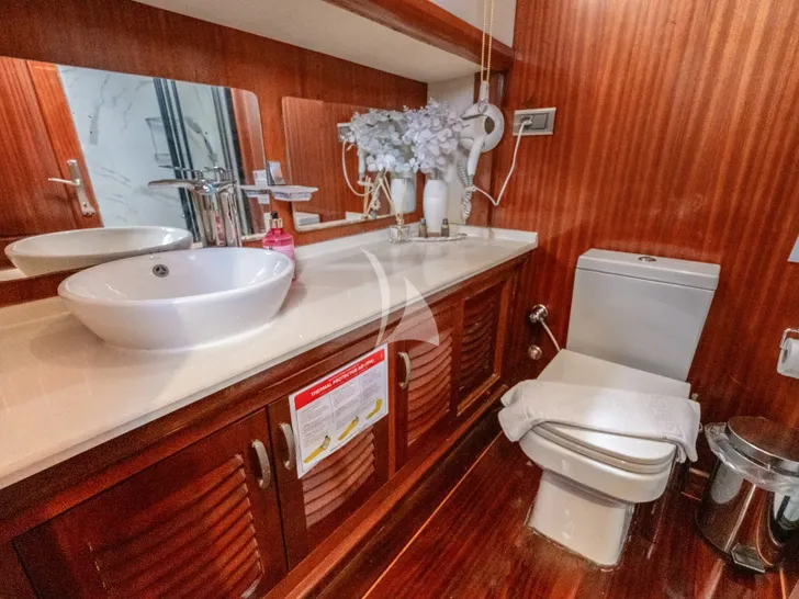 LUCE DEL MARE Motor Sailer 33m - VIP cabin 1 bathroom LUCE DEL MARE Motor Sailer 33m - VIP cabin 1 bathroom