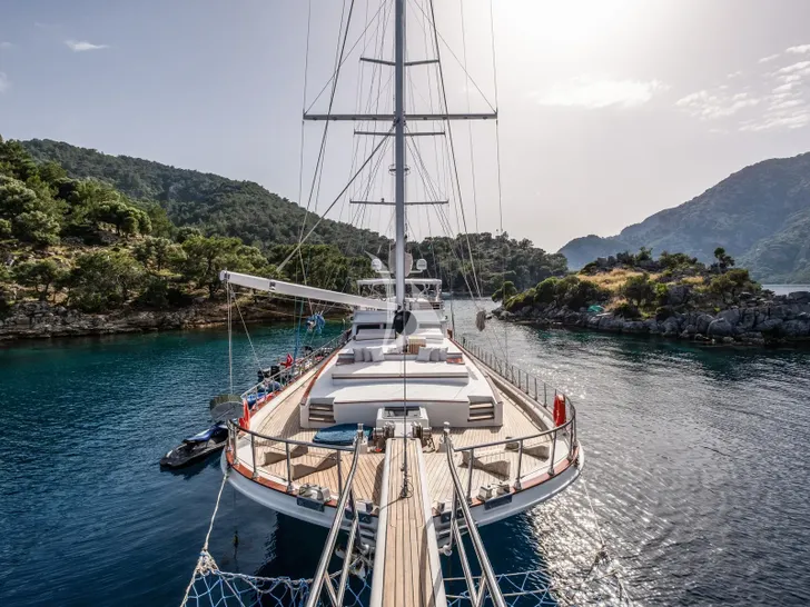 LUCE DEL MARE Motor Sailer 33m - foredeck LUCE DEL MARE Motor Sailer 33m - foredeck