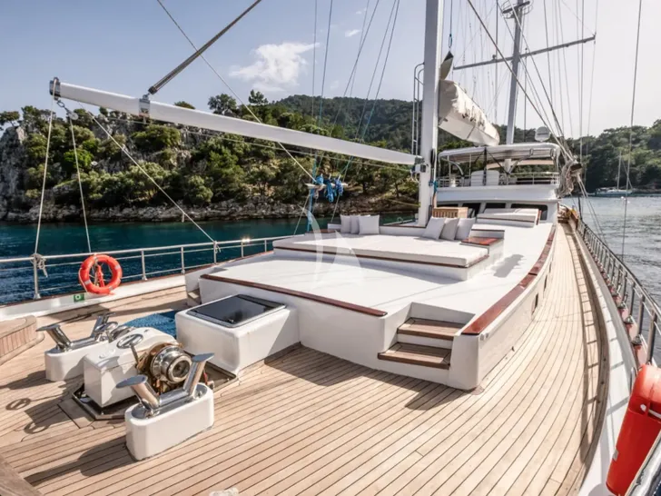 LUCE DEL MARE Motor Sailer 33m - foredeck sunbathing lounge LUCE DEL MARE Motor Sailer 33m - foredeck sunbathing lounge
