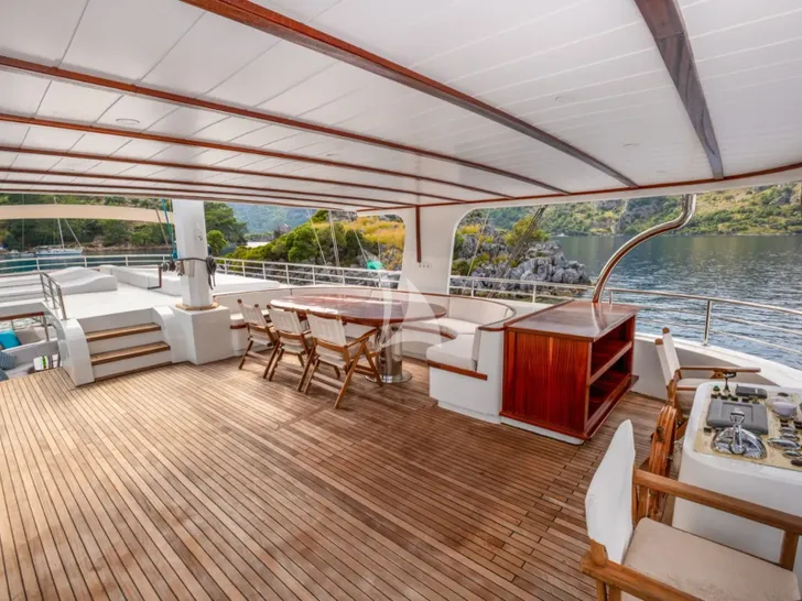 LUCE DEL MARE Motor Sailer 33m - sundeck alfresco dining area LUCE DEL MARE Motor Sailer 33m - sundeck alfresco dining area
