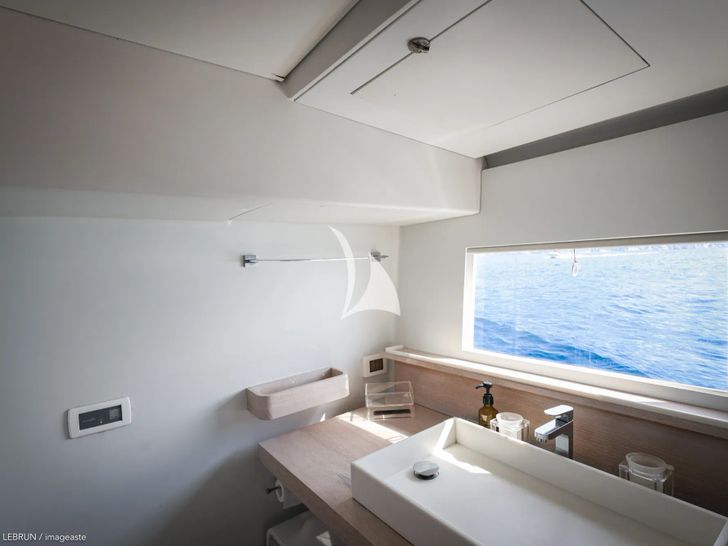 LUCE GUIDA Vismara 62 - master cabin bathroom LUCE GUIDA Vismara 62 - master cabin bathroom