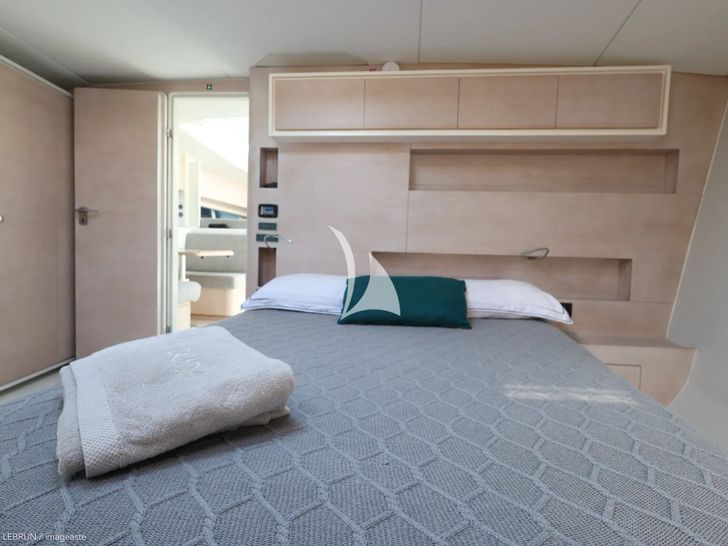 LUCE GUIDA Vismara 62 - master cabin bed LUCE GUIDA Vismara 62 - master cabin bed